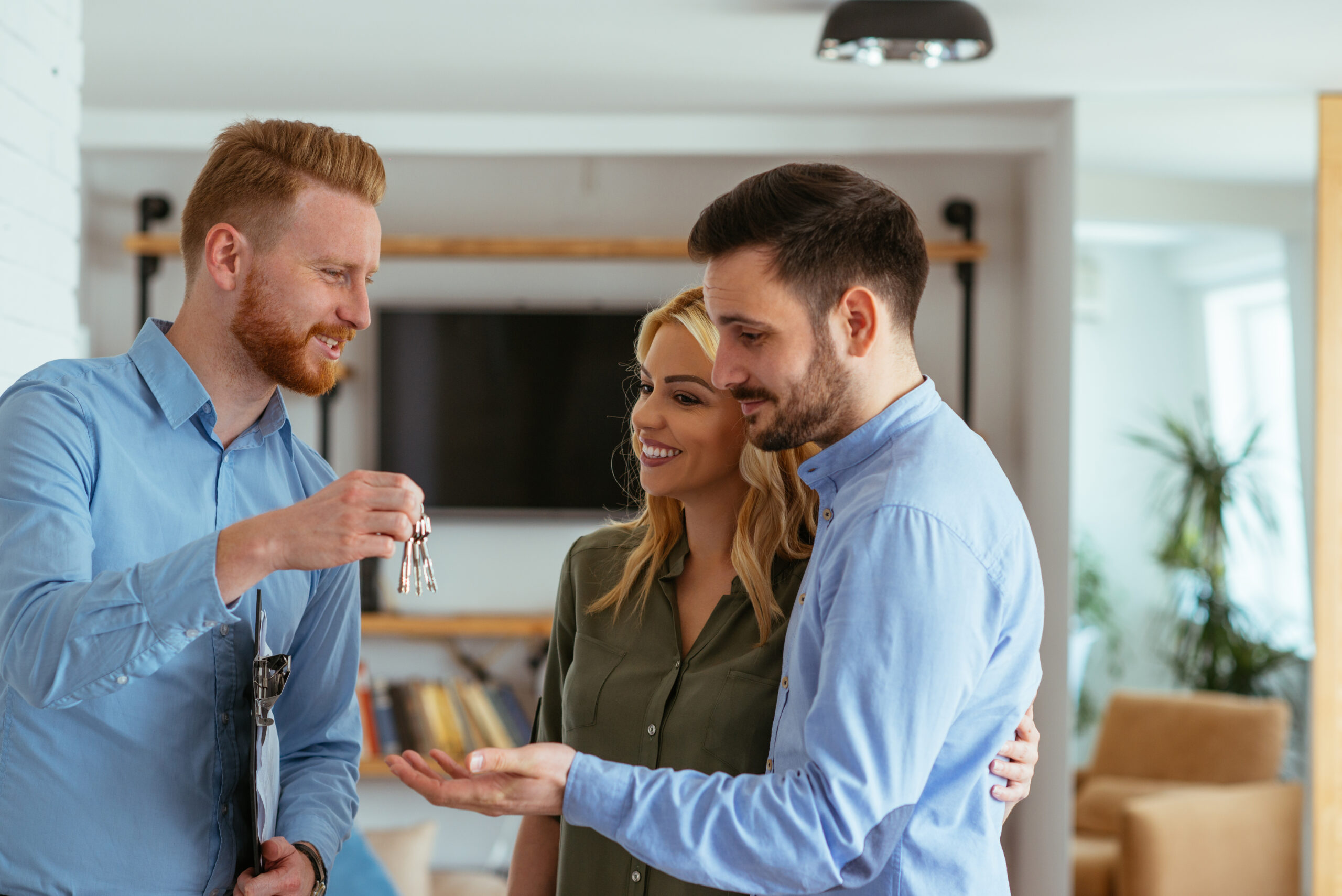 Real,Estate,Agent,Handing,Over,The,Keys,To,The,Happy